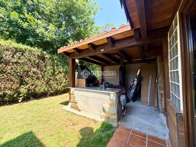 Foto e6f37484-d8cc-4f14-a77a-5066d7cb4299. Casa aparellada amb aparcament piscina a Samano Castro - Urdiales