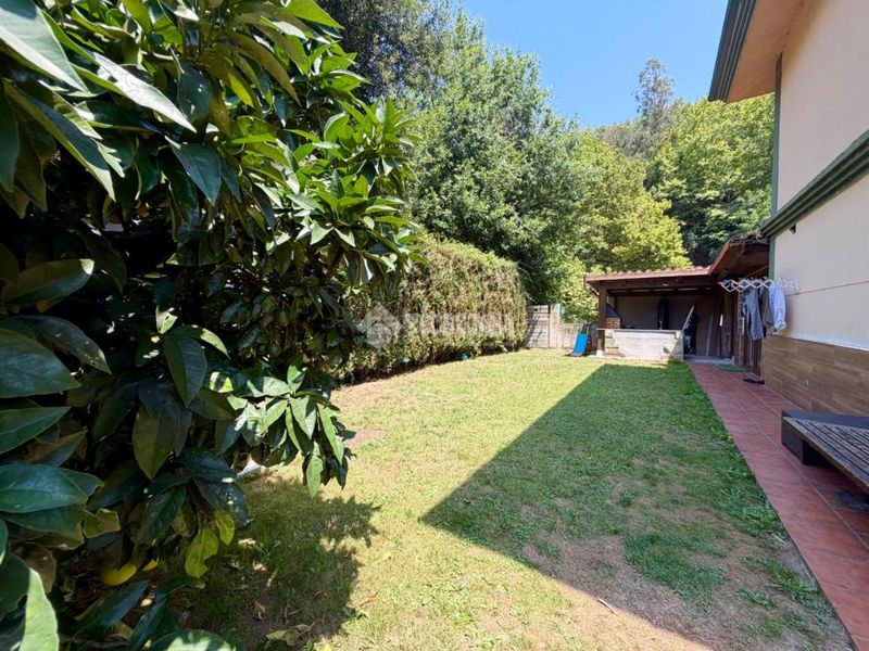 Foto f00cbf73-5da5-4fda-ae9e-07dbcc354736. Casa aparellada amb aparcament piscina a Samano Castro - Urdiales