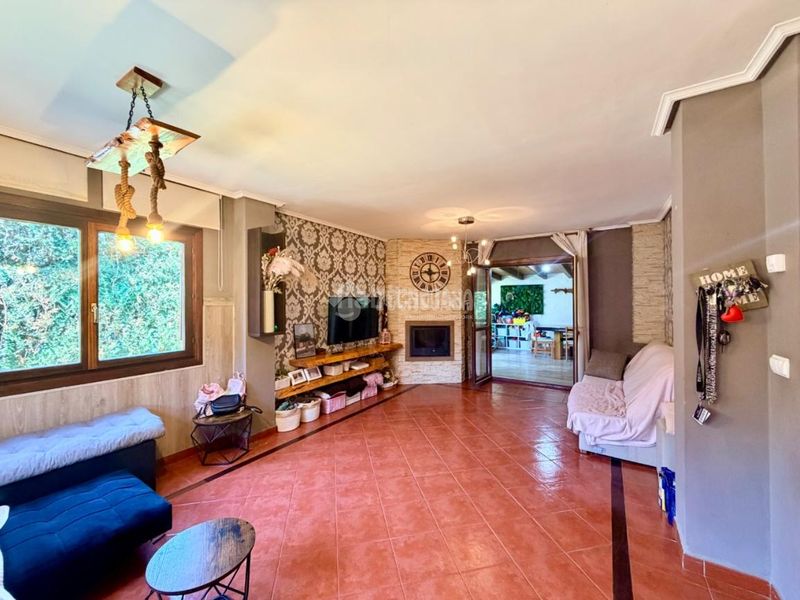 Foto f57fbdf3-7b6e-48ec-ade1-6618fd21c1e4. Casa aparellada amb aparcament piscina a Samano Castro - Urdiales