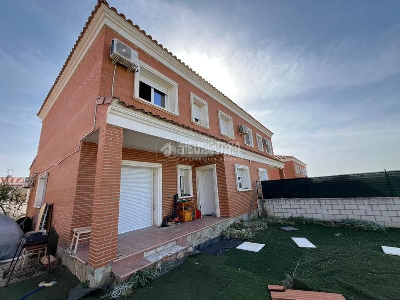 Foto f0a5a7c2-694a-4132-ae02-6b5c40f66993. Casa pareada casa en venta en Barcience