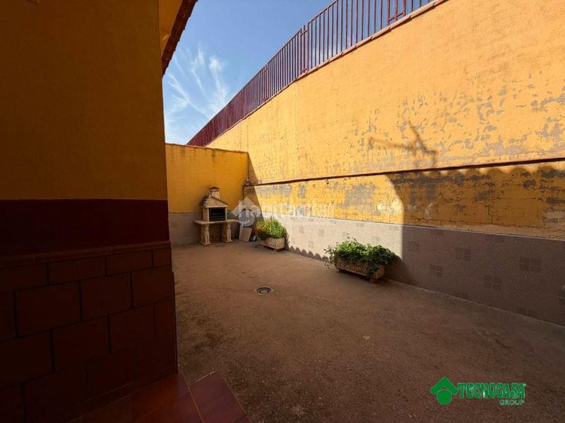 Foto 43934dcf-f920-4672-b705-e3ee604f5825. Casa aparellada a Erustes