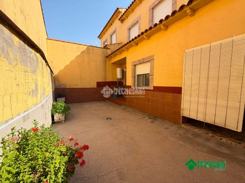 Foto 74018ad9-2809-41db-9106-1bc4b8ecd59e. Casa aparellada a Erustes