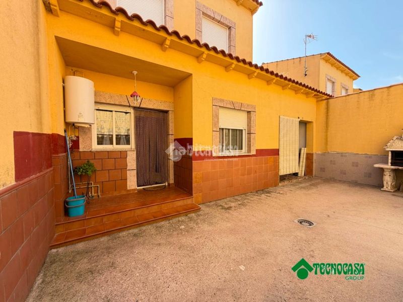Foto b0327c7e-331f-4eae-8217-ffb580ccc389. Casa aparellada a Erustes