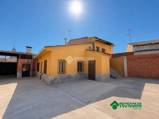Casa aparellada a Carmena. Casa en venta en carmena