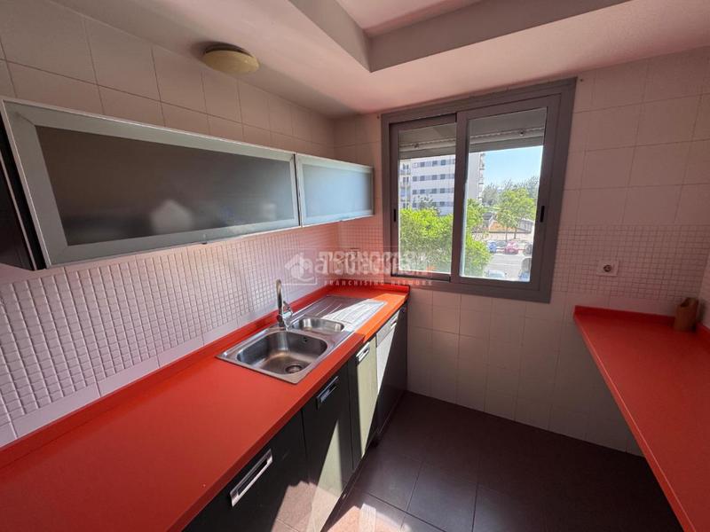 Foto 0b1cc7d5-e9e2-42c6-8cf4-2221b3c2bbb7. Piso  en venta en colores - entreparques Sevilla