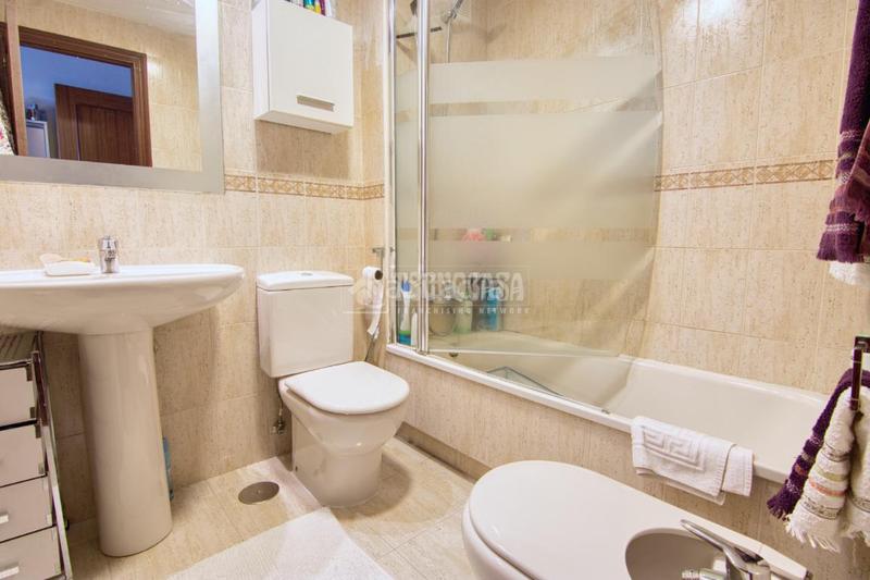 Foto 1df25aba-5b90-4ac6-b3b8-7b0a31e2c3e0. Pis amb calefacció aparcament a Valdenoja Santander