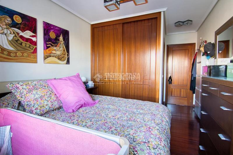 Foto f4cb9333-fc72-4756-8ac7-e5d0d7ca5dc0. Pis amb calefacció aparcament a Valdenoja Santander