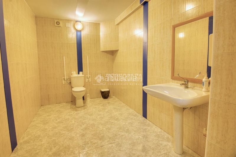 Foto 600d2c68-9436-4eaf-9dec-f794605d751b. Local comercial a Los Castros Santander
