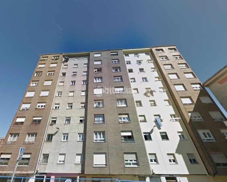 Foto 189ce8be-727d-4c26-88a5-bb0843e402ec. Aparcament cotxe a Los Castros Santander