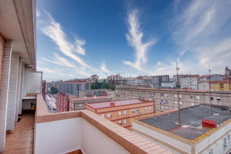 Foto a45482b3-e109-4203-9963-92ea63355d23. Pis amb calefacció aparcament a Los Castros Santander