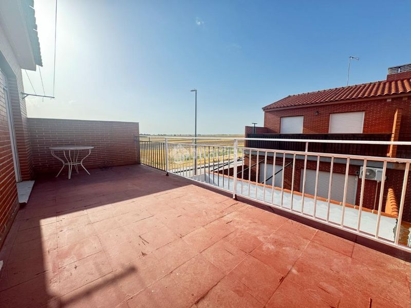 Foto f3157c2f-9497-4e50-9f3d-50aafb570b3c. Casa aparellada amb calefacció a Yepes