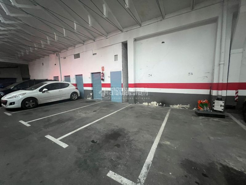 Foto e783c5e7-2fc9-4658-871e-973037bd1aa5. Aparcament cotxe a La Granja Zaragoza