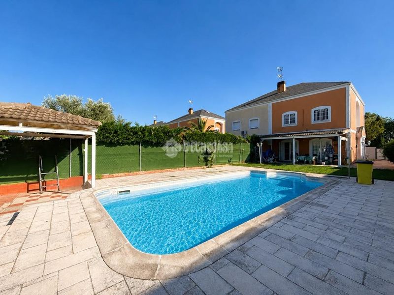 Foto eeb4ed58-825d-4ae4-ac40-348f6552d036. Casa aparellada amb calefacció aparcament a Ugena