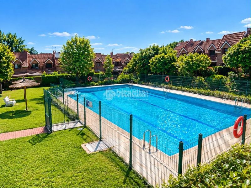 Foto 5150b7f1-a9e1-45ee-a5da-13f994b09ef2. Casa aparellada amb piscina a señorío de Illescas Illescas