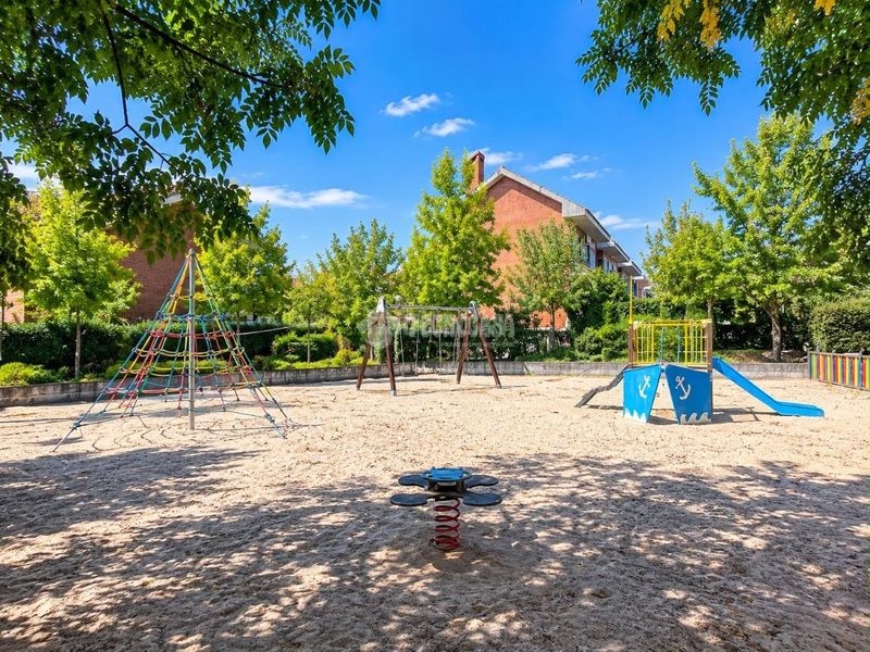 Foto f3e5ceea-b295-457a-a44e-b33589e2000c. Casa aparellada amb piscina a señorío de Illescas Illescas