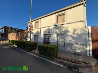 Maison jumelée à Piedrabuena. Casa en venta en piedrabuena