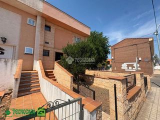Doppelhaus in Poblete. Casa en venta en poblete