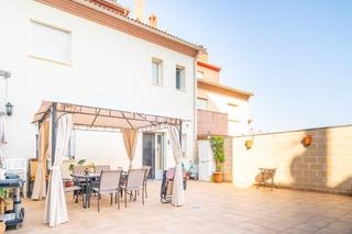 Casa aparellada  C. de la tolerancia. Casa en venta en úbeda