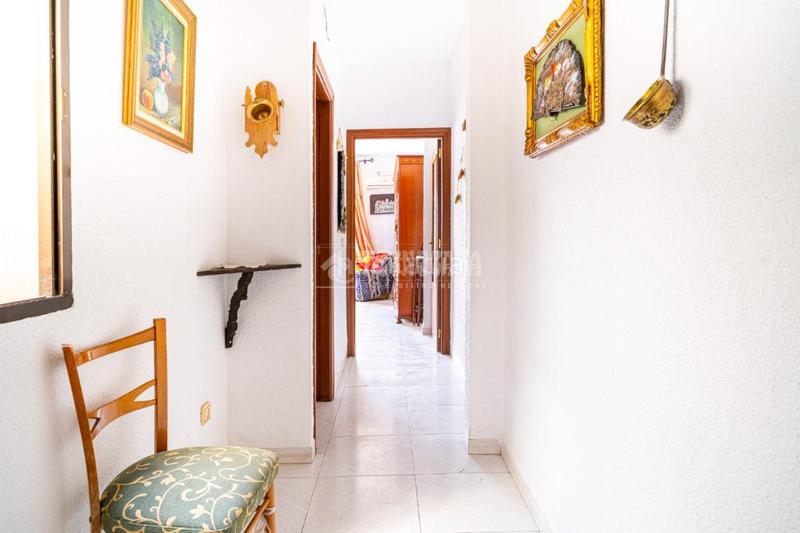 Foto c274f85d-bb62-4b96-8b3d-16c1a87e1467. Casa aparellada a Jódar