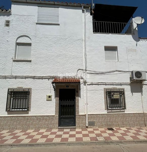 Foto f80ae310-6529-47e9-899f-33a2eebbe04e. Casa aparellada a Villacarrillo