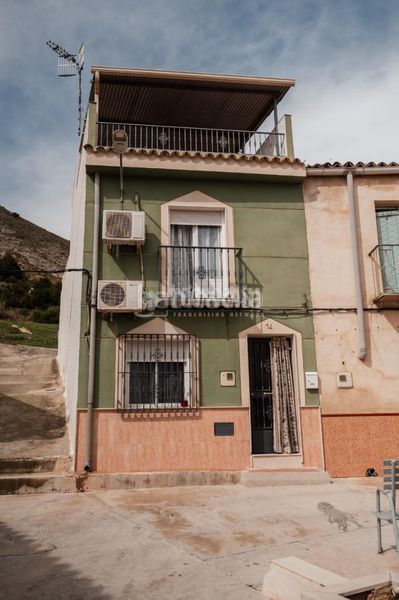 Foto 8d5adde1-5d0c-4fd5-a31f-554f913e7736. Casa aparellada a Jódar