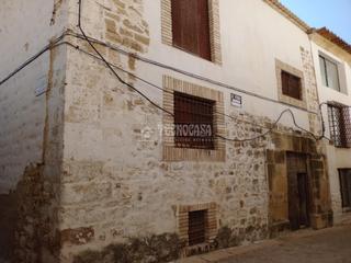 Casa aparellada a Úbeda. Casa en venta en úbeda