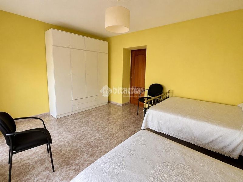 Foto 3035d1e9-50e7-4b6c-b930-dd5c4b220679. Casa aparellada a Jódar