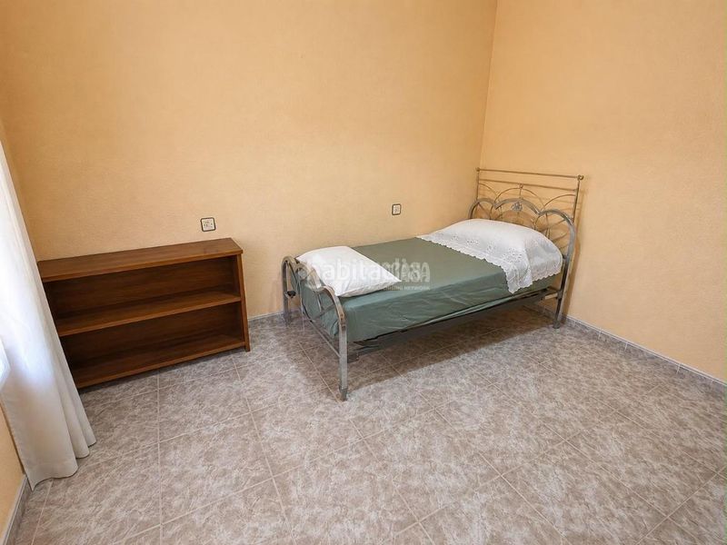 Foto 76c7f79f-c473-4c3d-8bb1-c314d41ee53f. Casa aparellada a Jódar