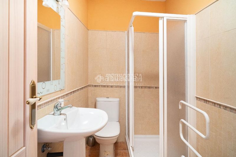 Foto 54e2ee1a-b6a2-4428-9706-bf1726de12e9. Casa aparellada amb calefacció a Úbeda