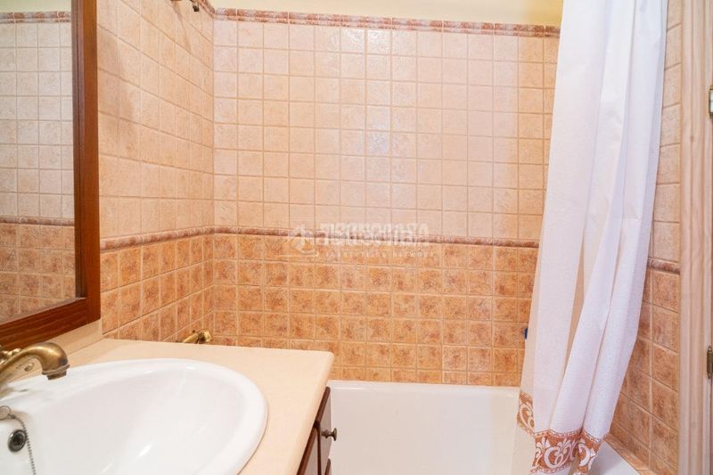 Foto 69f483e7-bf27-476d-9ea7-3de9cd606864. Casa aparellada amb calefacció a Úbeda