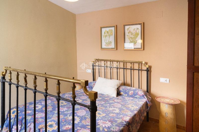 Foto e7e0beec-7b6f-4ef4-9b20-56472f93f084. Casa aparellada amb calefacció a Úbeda
