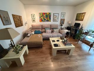 Casa aparellada a Orcasitas. Casa en venta en madrid