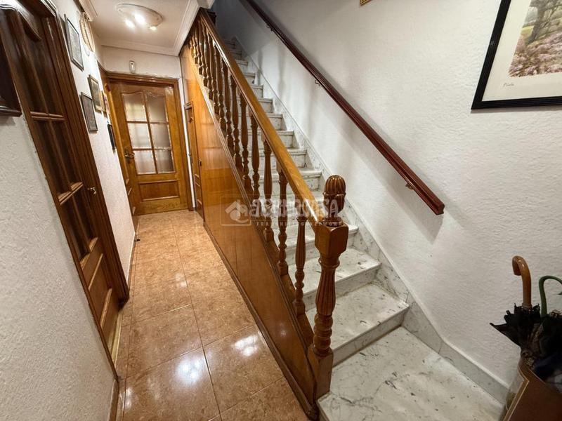 Foto 4cba5cd5-050b-4d5e-b4bc-190e8468d388. Casa aparellada a Orcasitas Madrid