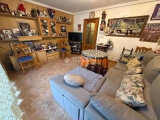 Casa aparellada a Orcasitas. Casa en venta en madrid