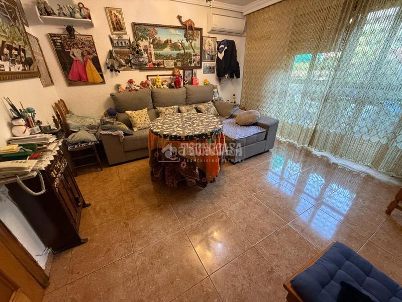 Foto afb9dcc4-017b-4238-ad26-acf618d2df6b. Casa aparellada a Orcasitas Madrid