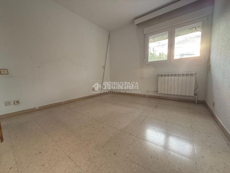 Foto c3a97026-19d2-4439-a34e-a58635cb97a7. Piso  en venta en Orcasitas Madrid