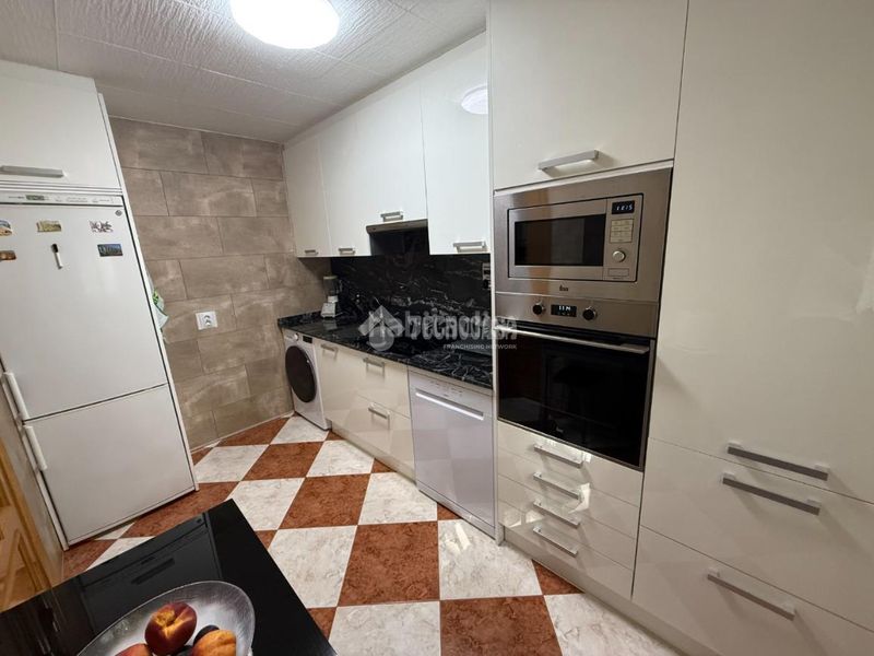Foto dd8d1e8e-f7c1-45f6-902a-49ec908a714f. Towny house with heating in Orcasitas Madrid