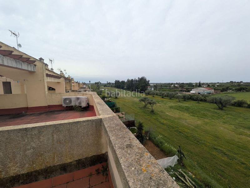 Foto d3a7c27a-58b6-4542-990b-2425612f63df. Casa adossada amb aparcament a Aznalcázar