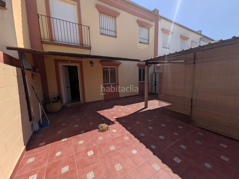 Foto b99f3f94-15d5-480d-9eb3-ee4a99e91297. Casa adossada amb aparcament a Benacazón