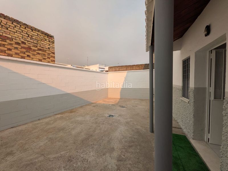 Foto 4d015804-2c1e-481e-951b-b10b887a716d. Casa adossada amb aparcament a Benacazón
