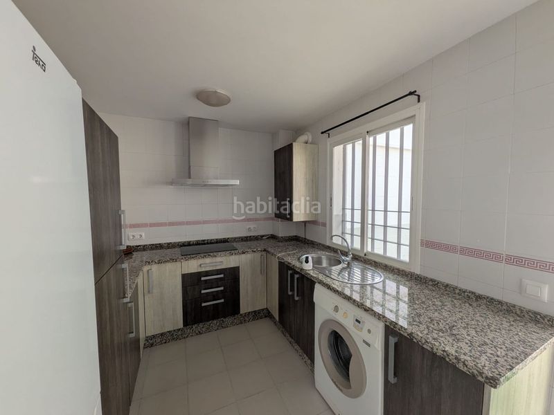 Foto cb8bd701-7b71-4164-851f-ba8b6d74a8e5. Casa adossada amb aparcament a Benacazón