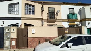 Casa a schiera in Pilas. Adosado en venta en urbanizaciones, 4 dormitorios.