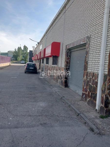 Foto 8e49b8f3-723a-48ba-a80d-a59df0e6b6c1. Local comercial amb calefacció a Humanes de Madrid