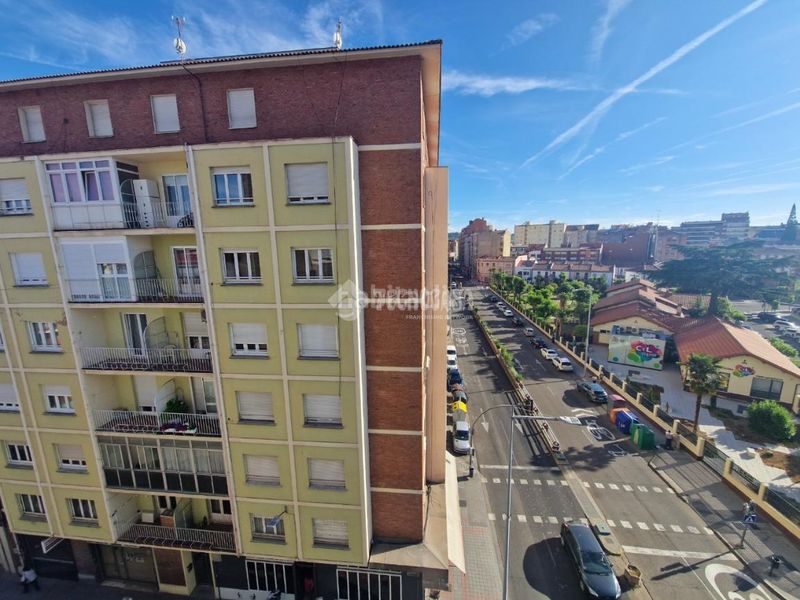 Foto a88d0687-de54-4adc-a89f-d3c3548d7cf7. Pis amb calefacció aparcament a Campo de la Juventud Palencia