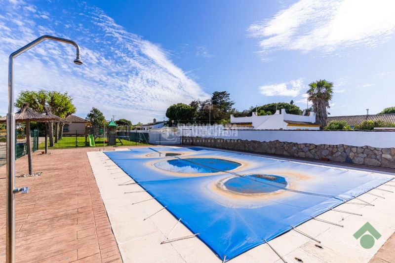 Foto 1faf87db-5c23-4eb1-9a07-f994a46a33b6. Edifici amb piscina a Conil Conil de la Frontera