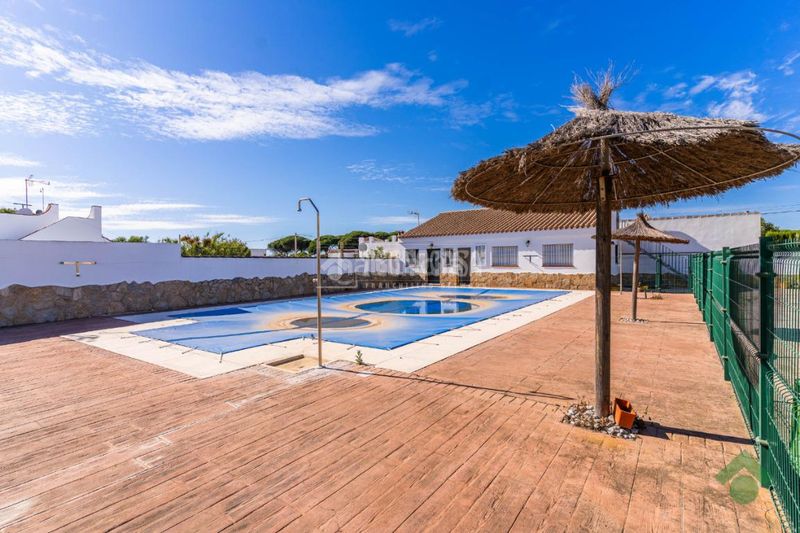 Foto 414fd554-d334-477c-8488-d37e2def3876. Edifici amb piscina a Conil Conil de la Frontera