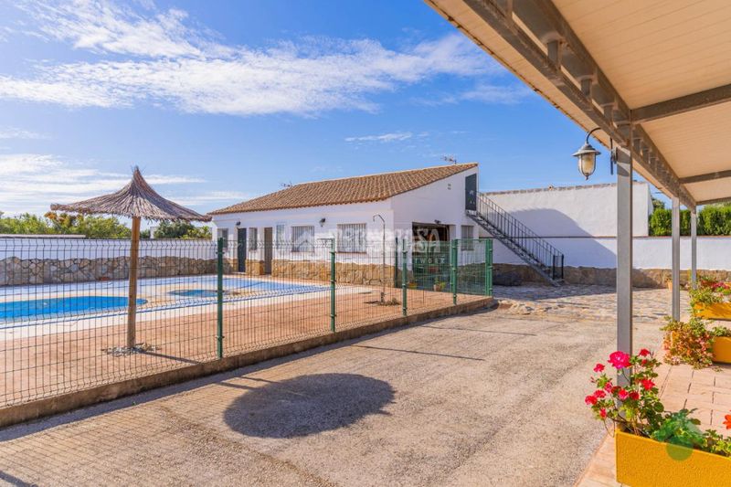 Foto 4628ee39-0484-4b41-ba8d-478c9e0ab207. Edifici amb piscina a Conil Conil de la Frontera