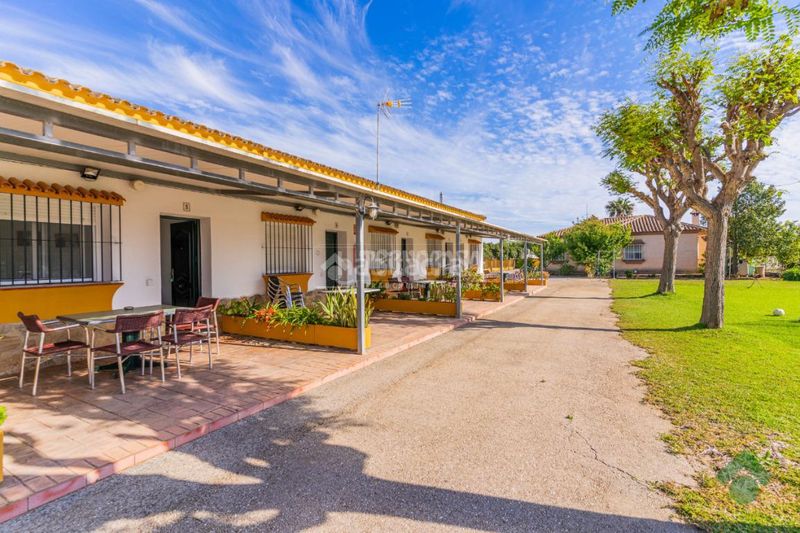 Foto aa2c8352-303a-4c4a-90dd-418123455027. Edifici amb piscina a Conil Conil de la Frontera