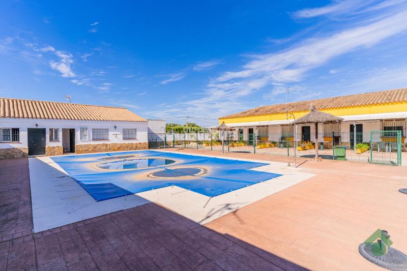 Foto fc390d34-6ea8-4a8a-8e8a-2aa711af90bc. Edifici amb piscina a Conil Conil de la Frontera