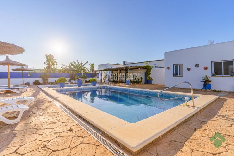 Foto 1d3ae9ca-a504-48ae-8226-ddf7471d3351. Edificio  en venta en Conil Conil de la Frontera